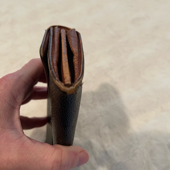 Authentic Vintage Louis Vuitton Sarah Wallet - Picture 5 of 7